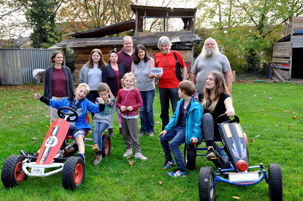 Das Team des Abenteuerspielplatzes und die Kinder freuen sich, dass Peter Borsdorff ein Herz für Kinder hat. Foto: Stadt Düren