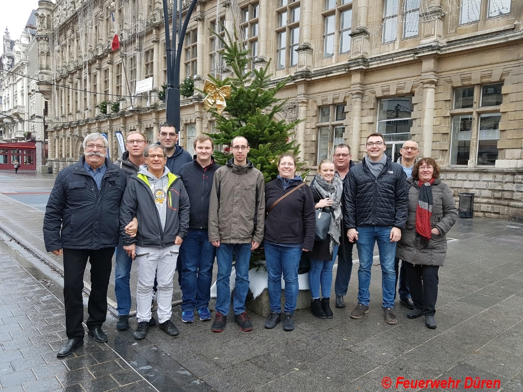 Die Delegation aus Düren und die beiden Kameraden Guy Fromont und Guy Deliere von der Feuerwehr Valenciennes. Foto: Feuerwehr Düren