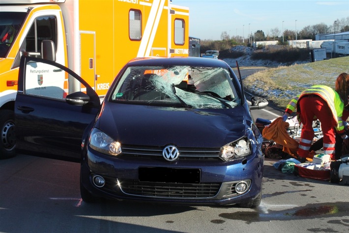 Symbolbild Polizei: Pkw Fahrer durch herabfallende Eisplatte vom LKW schwer verletzt