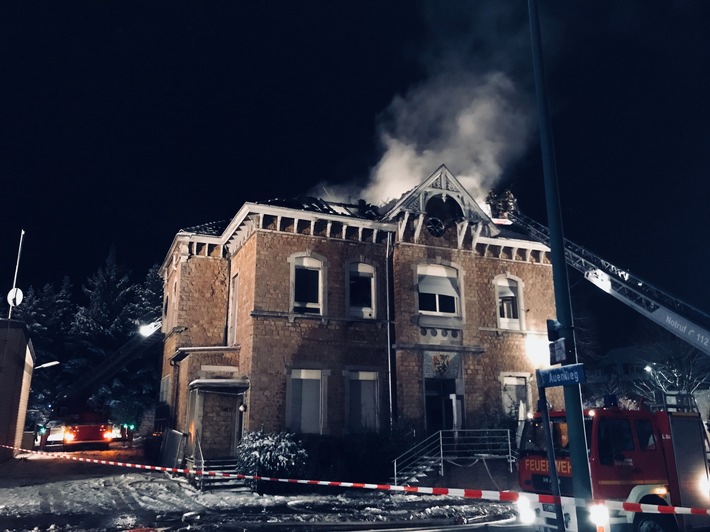 Bild: Feuerwehr Stolberg Dachstuhlbrand wird über zwei Drehleitern bekämpft