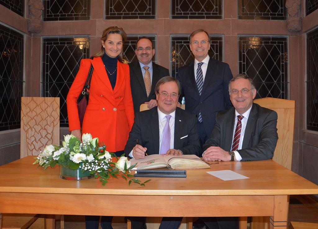 Foto: (vorne, sitzend, v.l.n.r.) Ministerpräsident Armin Laschet und Bürgermeister Paul Larue. 	(hinten, stehend, v.l.n.r.) Dr. Patricia Peill, Dr. Ralf Nolten und Thomas Rachel.  Foto: Stadt Düren. 