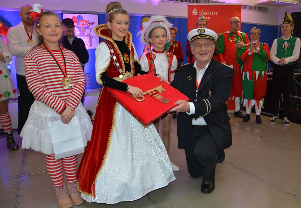 Foto: Bürgermeister Paul Larue ging freiwillig von Bord und überreichte der Dürener Kinderprinzessin Vivian I. die Rathausschlüssel.