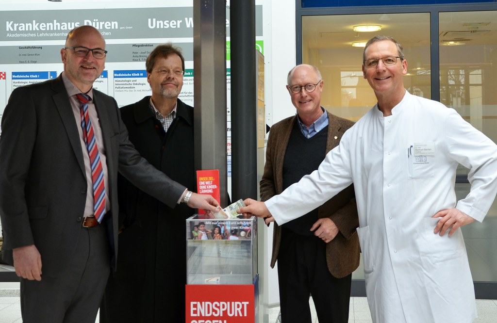 Dr. Stephan Elles (2. von rechts), Präsident des Rotary Clubs Düren, und der Polio-Beauftragte der Rotatier, Thomas Basten (2. von links), dankten Krankenhaus-Geschäftsführer Dr. Gereon Blum (l.) für die Unterstützung der Aktion. Orthopädie-Chefarzt Dr. Bertram Barden (r.) unterstützt das Projekt als aktiver Dürener Rotarier ebenfalls.  Foto: Krankenhaus Düren 