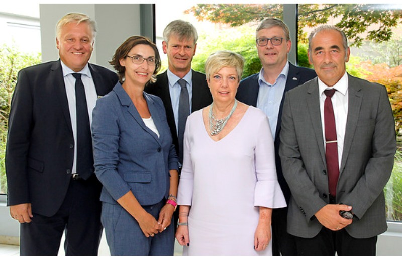 Der Kreis Düren forciert den Breitbandausbau, um noch mehr Haushalte mit schnellem Internet zu versorgen. Auf einer Pressekonferenz stellte Landrat Wolfgang Spelthahn die Pläne mit Anja Wilhelm, Marco Bormann (beide Telekom), Angelika und Stephan Fuß (Soconet Network Solutions) und Walter Weinberger, Leiter des Amtes für Kreisentwick-lung und Wirtschaftsförderung (von links), vor. Foto: Kreis Düren