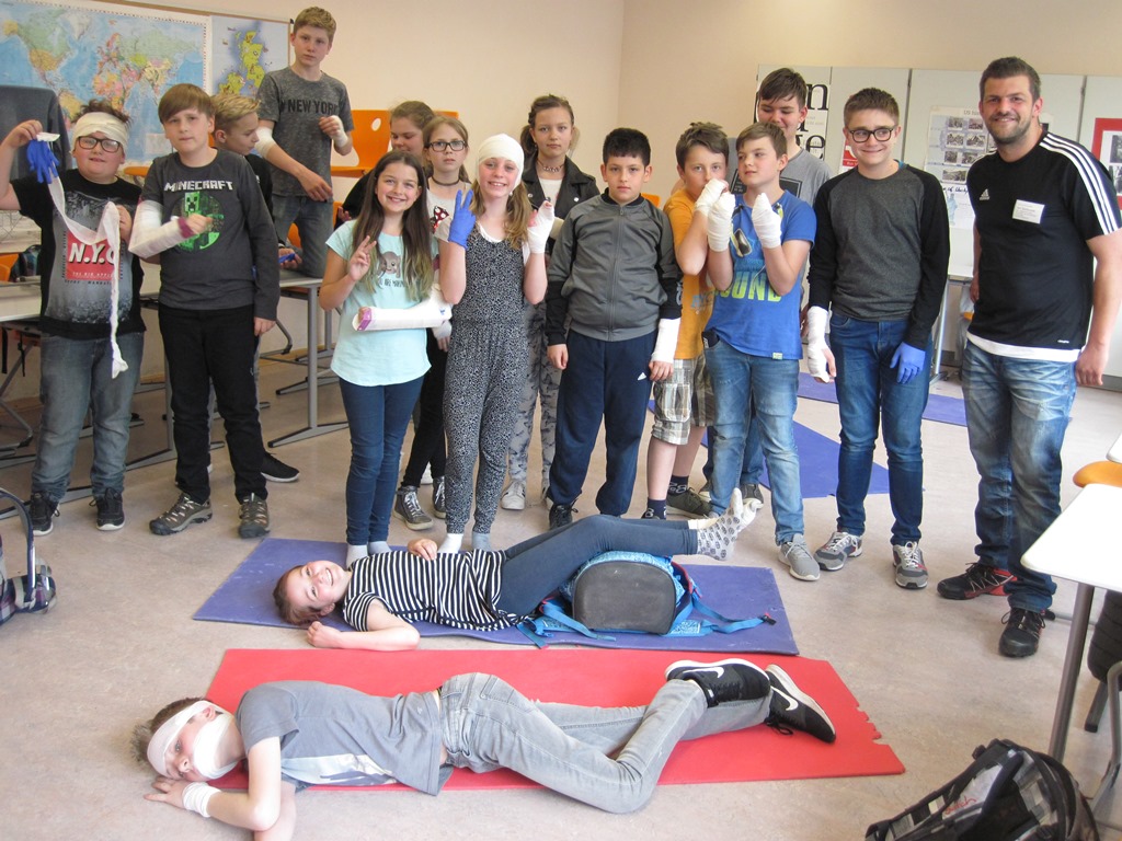 Sascha Bartkowiak (rechts), Pfleger in der Notaufnahme des Krankenhauses Düren, unterstützt das Rurtal-Gymnasium beim Aufbau eines Schulsanitätsdienstes.  Foto: Krankenhaus Düren / 