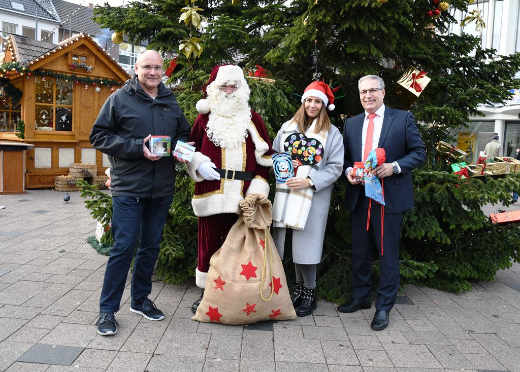 Mit tatkräftiger Unterstützung von Frank Blumenthal (li.) und Iliana Graf von der Stadt Düren sowie Dirk Hürtgen von der Sparkasse Düren (re.) hat sich der Weihnachtsmann auf seine Besuche in Düren bestens vorbereitet.