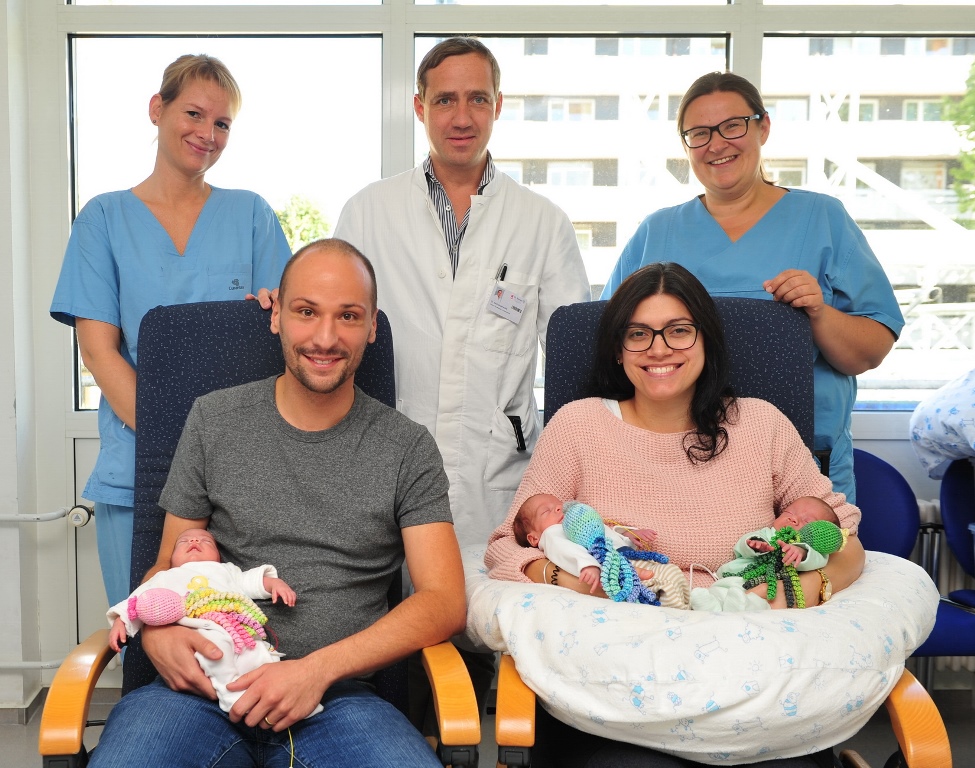 Fotos (© K. Erdem): Die glückliche Familie Gollmer mit Lea, Phil und Jan (vorne) sowie v.l. hintere Reihe Schwester Sarah Wilms, Dr. med. Axel Sauerwald (Chefarzt der Frauenheilkunde und Geburtshilfe) und Oberärztin Magdalene Wiesner (Neonatologin, Fachärztin für Kinderheilkunde im Perinatalzentrum der Kinder- und Jugendmedizin im St. Marien-Hospital Düren) 