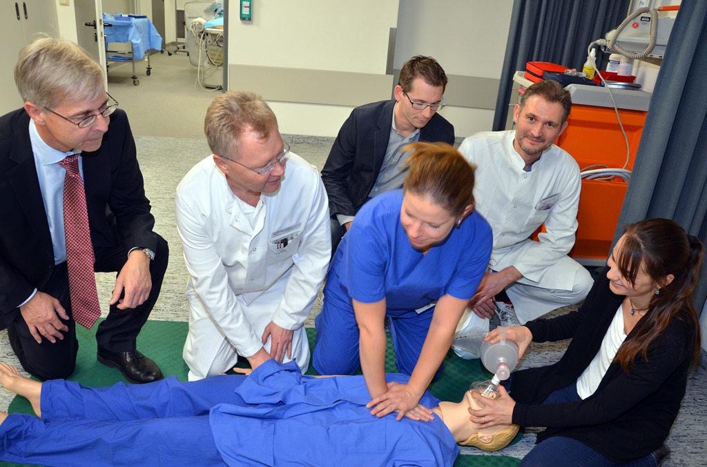 Nach dem Vortrag von Dr. Hermann Roth (links) und Dr. Ingo Zillessen (2. von rechts) haben die Besucher im Krankenhaus Düren wieder die Gelegenheit, die Herzdruckmassage an Übungspuppen zu trainieren.