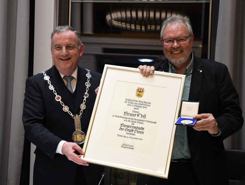 Bürgermeister Paul Larue überreichte Bruno Voß Urkunde und Bürgermedaille. Foto: Stadt Düren 