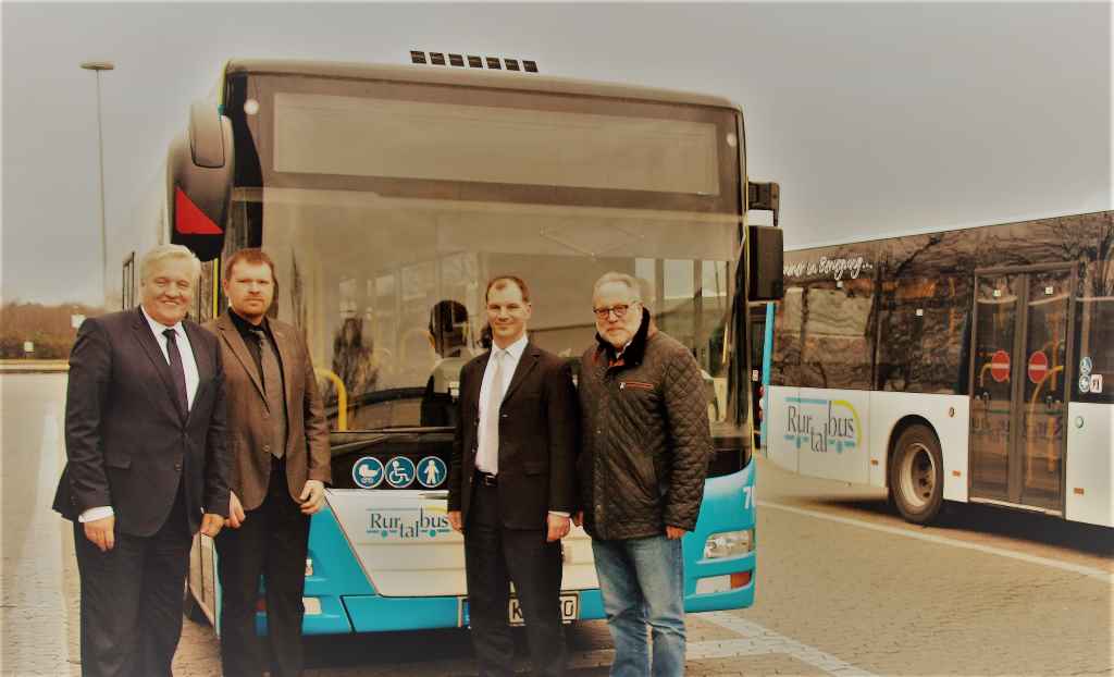 Freuen sich auf den Start der Rurtalbusse: Landrat Wolfgang Spelthahn sowie die Ge-schäftsführer Nik Asbach, Jan-Oliver Mau (Rurtalbus GmbH) und Hans-Peter Nießen (Rath-Gruppe / v. l.). Foto: Kreis Düren