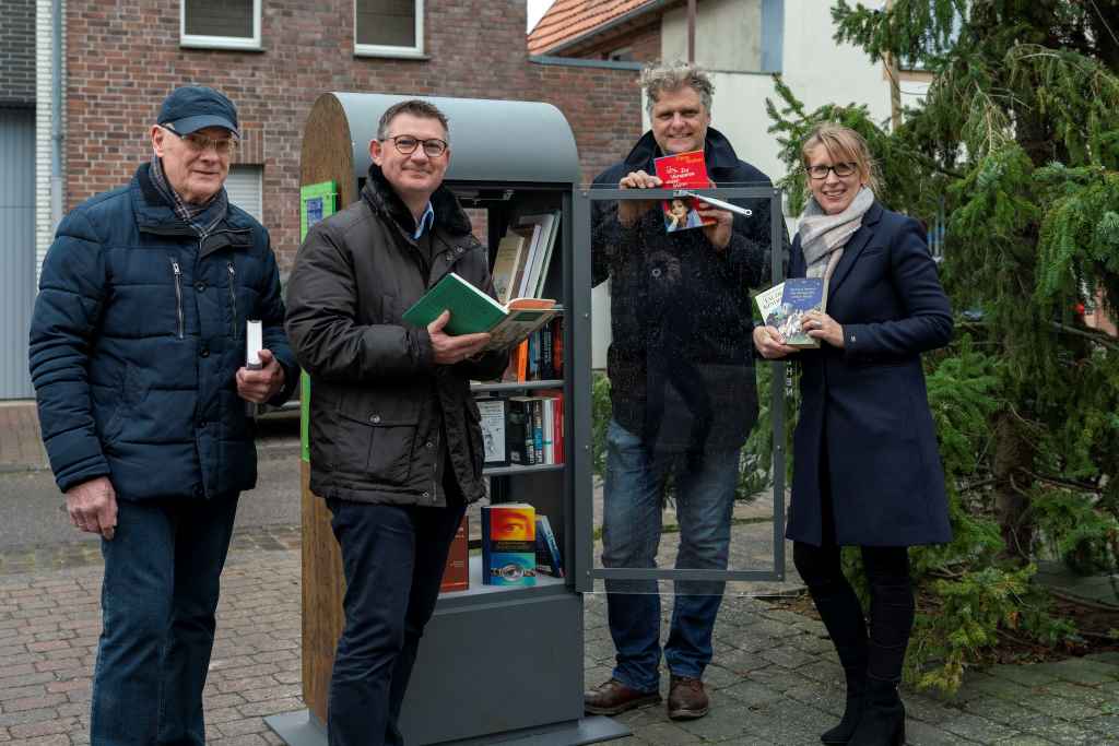 Freuen sich gemeinsam über den neuen Bücherschrank für Siersdorf: Bücherpate und Ortsvorsteher Josef Errens, Bürgermeister Ralf Claßen,  Schrankbauer Hans Jürgen Greve, Innogy-Kommunalbetreuerin Sarah Thießen