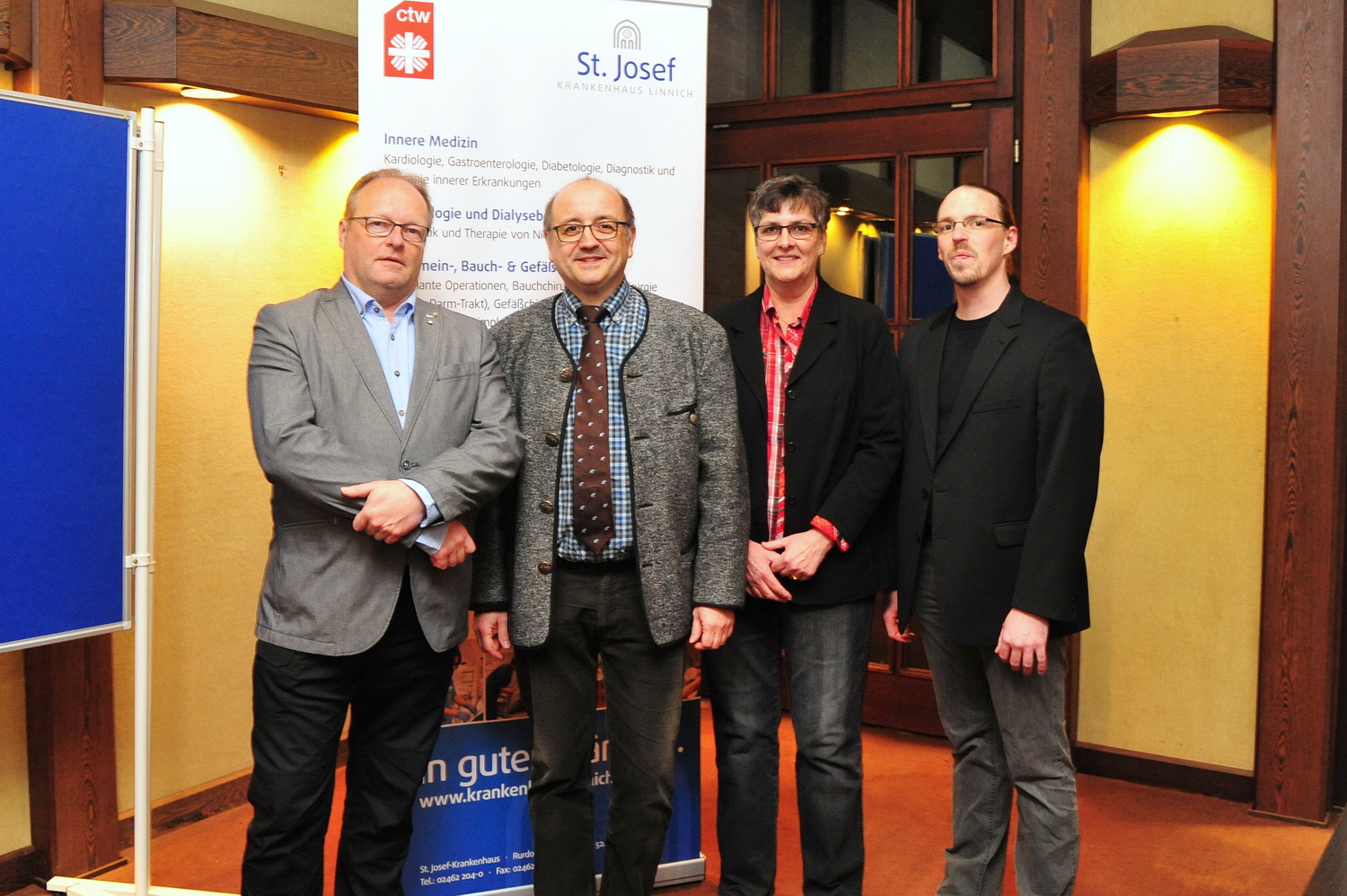 Foto (© S. Freyaldenhoven) v.l.: Chefarzt Alwin Bulla, Helmut Schroeter (AOK Rheinland-Hamburg), Oberärztin Birgit Nose-Dreßen, Oberarzt Thomas Gierlich