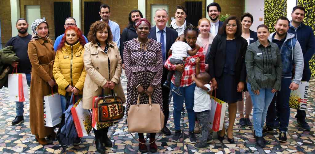 Gruppenfoto zur ersten Einbürgerung 2019 im Rathausfoyer. Foto: Stadt Düren