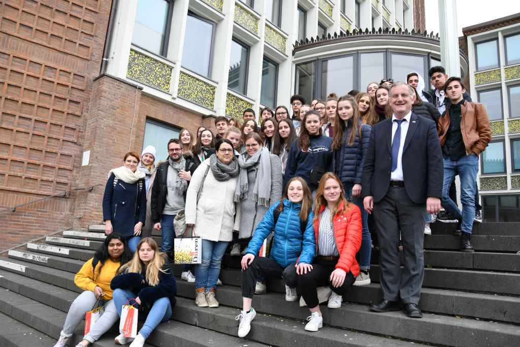 Ein traditionelles Erinnerungsfoto auf der Rathaustreppe. Foto: Stadt Düren