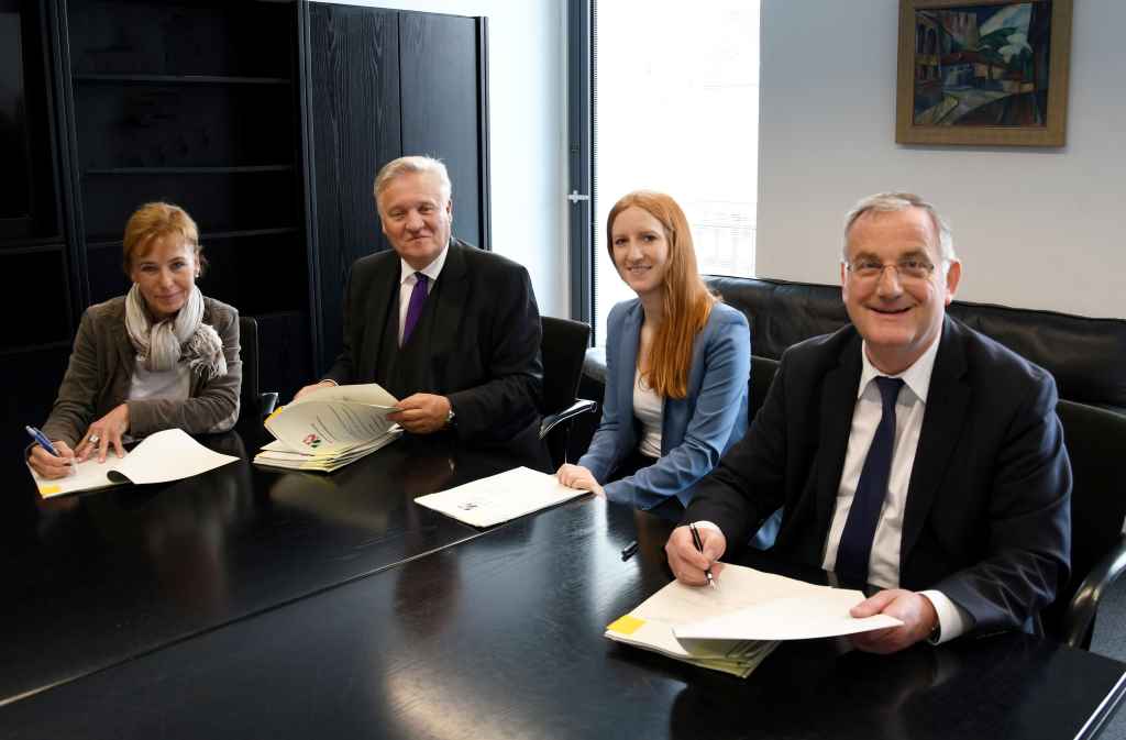 Foto: (v.l.) Dezernentin Christine Käuffer, Landrat Wolfgang Spelthahn, Julia Reuter vom Dezernat 20 der Bezirksregierung Köln und Bürgermeister Paul Larue beim Unterzeichnen der Vereinbarungen. Foto: Stadt Düren