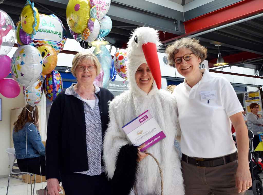 Chefärztin Dr. Heike Matz (rechts) und die Sektionsleiterin der Geburtshilfe, Dr. Barbara Termath-Bethge (links), freuten sich mit dem gesamten Organisationsteam und allen Helfern über die große Resonanz auf den 2. Happy Family Day des Mutter-Kind-Zentrums im Krankenhaus Düren. Foto: Krankenhaus Düren 