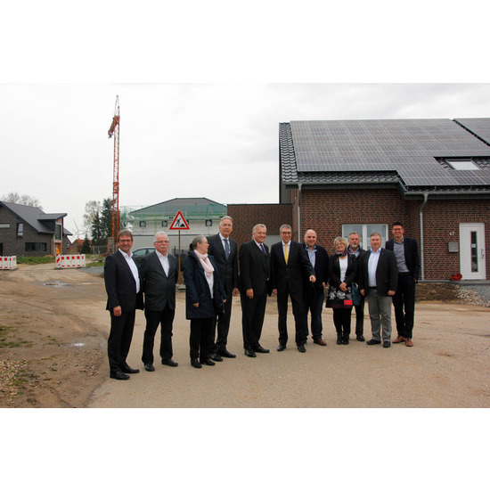 Landrat Wolfgang Spelthahn (5. v. l.) und Bürgermeister Jürgen Frantzen (6. v. l.) mit Vertretern des Kreises und der Gemeinde im neuen Wohngebiet "Hinter den Gärten". Das entstehende Quartier ist Ausdruck des Titzer Wachstums. Foto: Kreis Düren