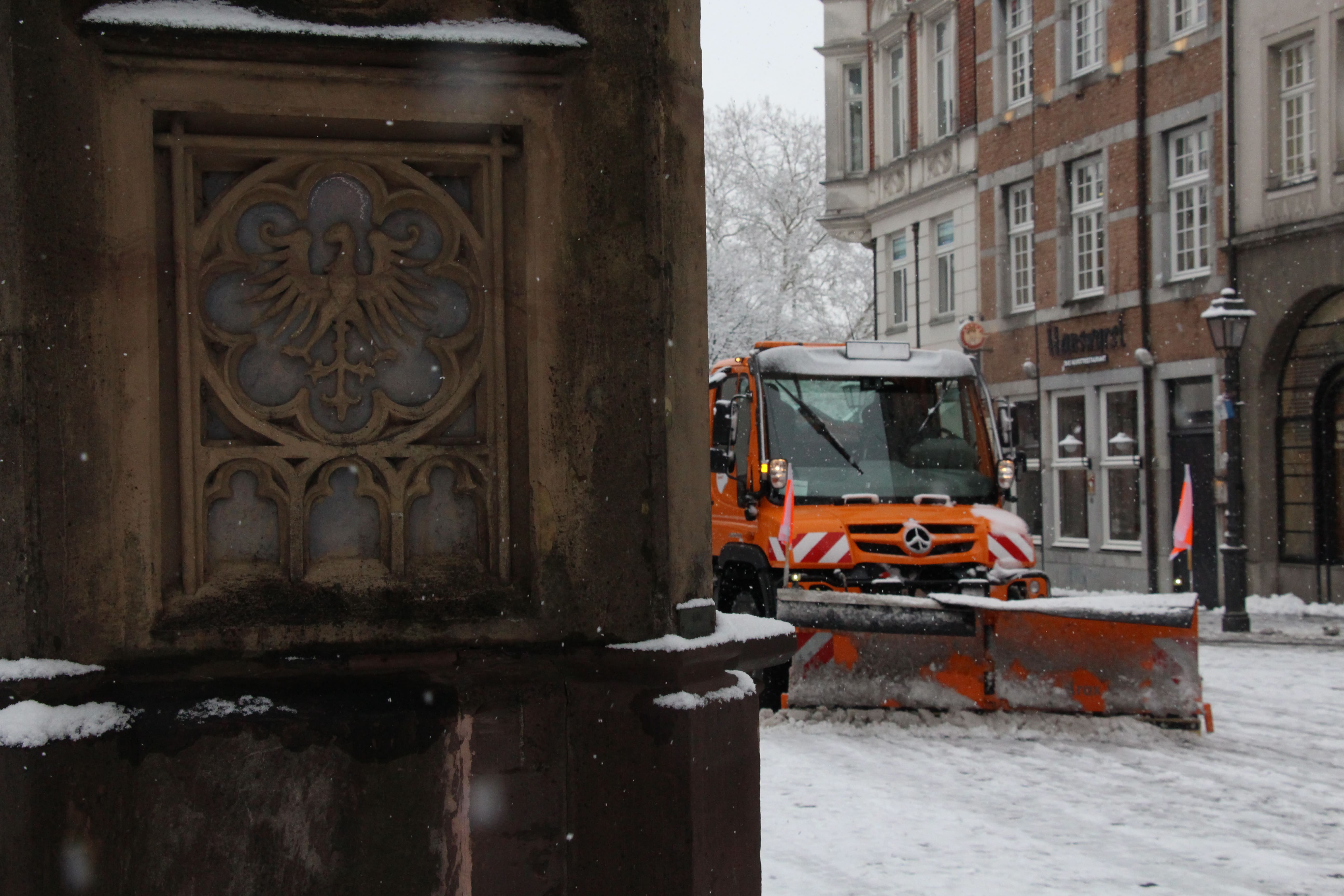 Die Mitarbeiterinnen und Mitarbeiter des Stadtbetriebs sind seit 4 Uhr im Stadtgebiet unterwegs und sorgen für Verkehrssicherheit – auch am Münsterplatz. © Stadt Aachen / Meret Mingers