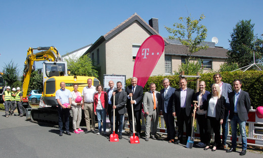 Symbolischer Spatenstich für den geförderten Breitbandausbau durch Landrat Wolfgang Spelthahn in Vettweiß. Foto: Kreis Düren