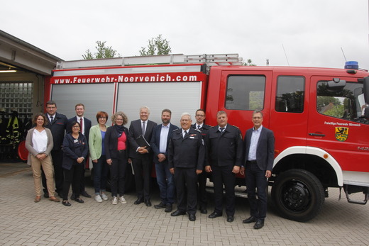 Landrat Wolfgang Spelthahn (7. v. l.) und weitere Verantwortliche bei der Vorstellung des Projekts "Börde Feuer" in Nörvenich. Foto: Kreis Düren