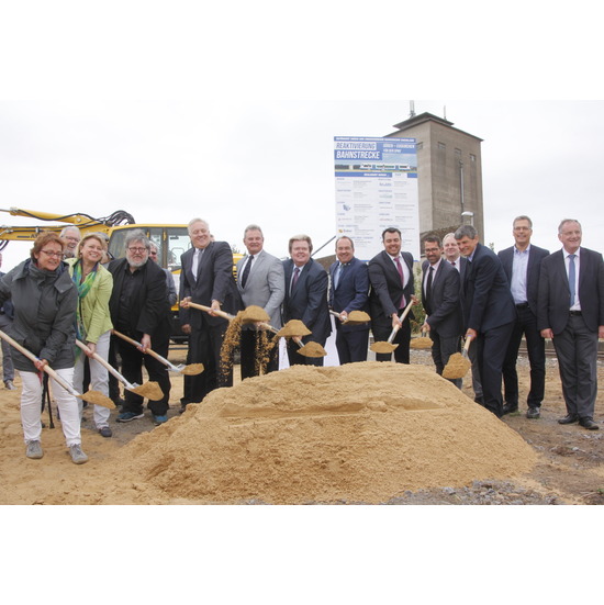 Landrat Wolfgang Spelthahn (4. v. l.) mit Vertretern naus Politik und Wirtschaft beim Spatenstich für den weitern Ausbau der Bördebahn von Düren nach Euskirchen. Foto: Kreis Düren