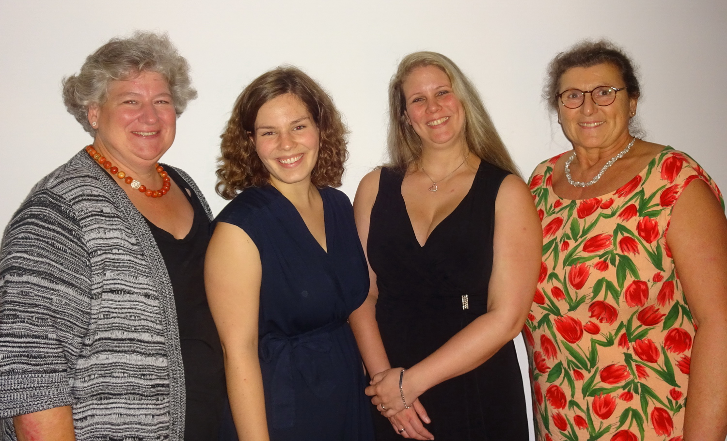 Foto (© Bongartz) v.l.: Große Freude über den Erfolg - Leitende Hebamme Magdalene Sanders B.Sc., Hebammen Lucia Lürkens und Rebecca Wlodarczyk, Susanne Peters (Leiterin der Hebammenschule Aachen)