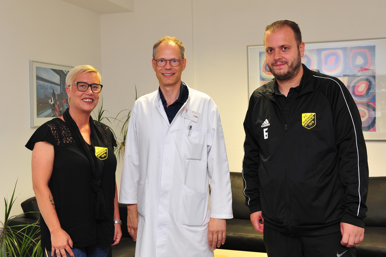 Foto (© S. Freyaldenhoven) v.l.: Astrid Briem (Kassiererin FC Rhenania Mariaweiler), Dr. med. Bodo Müller (Ärztlicher Direktor St. Marien-Hospital Düren, Vorsitzender des Fördervereins), und Sven Kohlbau (Spieler)