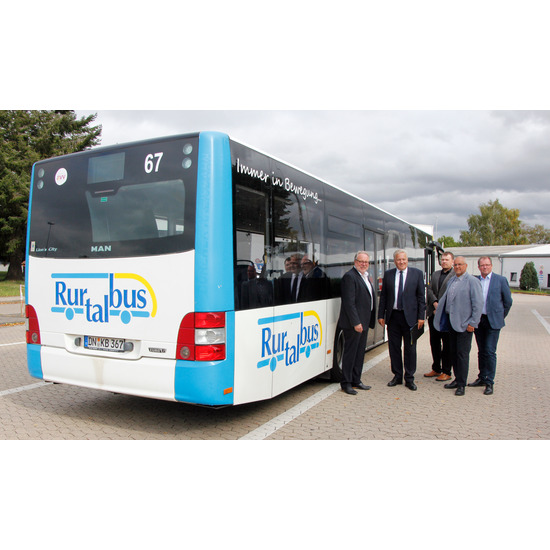 Vor dem neuen Rurtalbus: Landrat Wolfgang Spelthahn (2. v. l.), Hans-Peter Nießen, Nikolaus Asbach, Guido Emunds und Jacek Kubaczka (v. l.) Foto: Kreis Düren