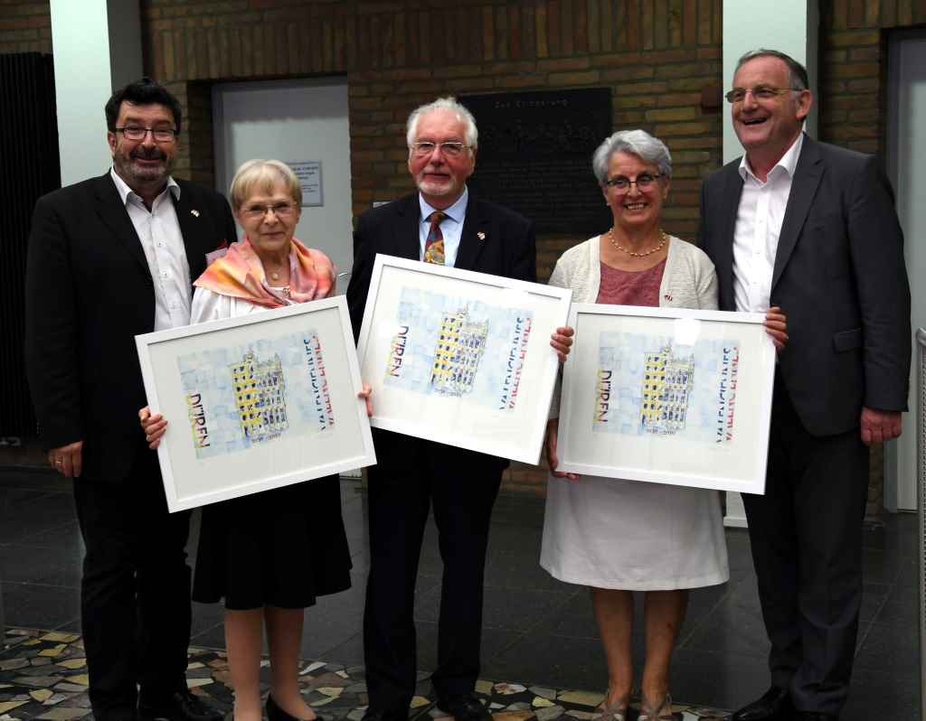 Foto 1: Von links: Partnerschaftsbeauftragter Stefan Knodel, Bernadette Delord, Bernadette Golebski und Gerard Benoit aus Valenciennes wurden beim Rathaus-empfang von Bürgermeister Paul Larue besonders geehrt. Foto: Stadt Düren