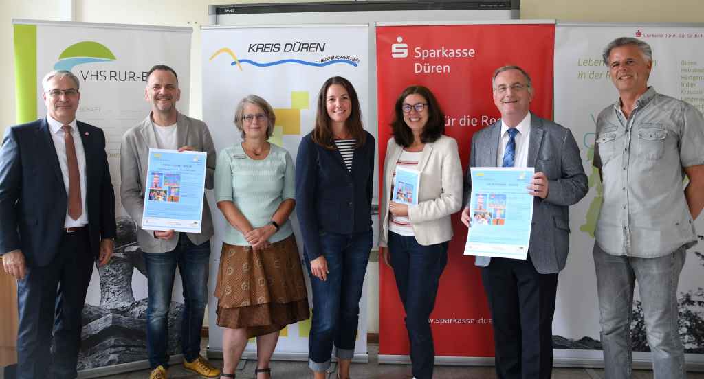  Von links: Dirk Hürtgen von der Sparkasse Düren, Dieter Powitz, Sybille Haußmann, Anne Stemshorn, Dr. Wilma Viol, Bürgermeister Paul Larue und Dieter Bergheim. Foto: Stadt Düren