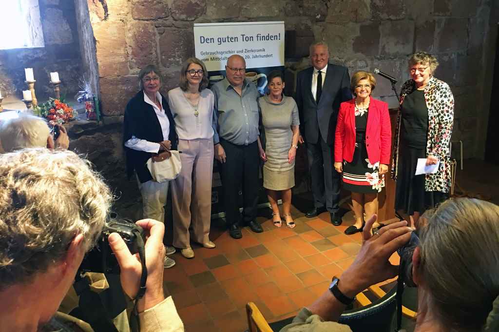 Bildtext: Gruppenbild zum Geburtstag: Museumsleiterin Luzia Schlösser (2. v. l.) und Landrat Wolfgang Spelthahn (3. v. r.) mit weiteren Offiziellen und Gästen. Foto: Kreis Dü-ren