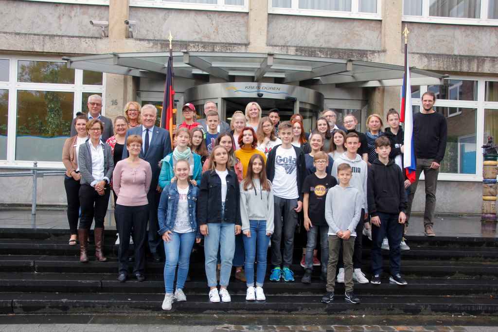 Bildtext: Schüler aus dem russischen Mytischi und des Dürener Wirteltor-Gymnasiums wurden von Landrat Wolfgang Spelthahn (mittlere Reihe / 2. v. l.) im Kreishaus begrüßt. Foto: Kreis Düren