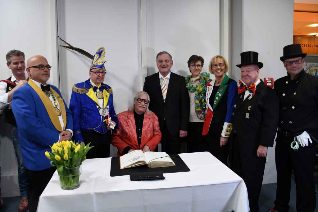 Das Kuratorium und Bürgermeister Paul Larue feierten Hans Süper schon beim Eintrag in das Goldene Buch. Foto: Stadt Düren