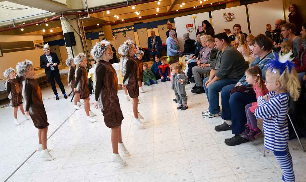 Die Tanzgruppen der Löstige Ost-Dürener zeigten im Krankenhaus ihr ganzes Können.  Foto: Krankenhaus Düren 