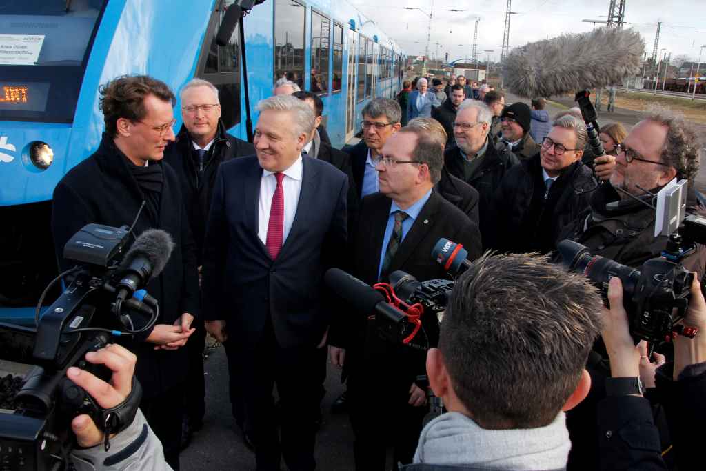 Großer Medienrummel bei der Präsentation des ersten Wasserstoffzuges im Kreis Düren: Landrat Wolfgang Spelthahn (3. v. l.) mit NRW-Verkehrsminister Hendrik Wüst, Alstom-Geschäftsführer Burkhard Reuter und dem Landtagsabgeordneten Dr. Ralf Nolten (v. l.). Foto: Kreis Düren