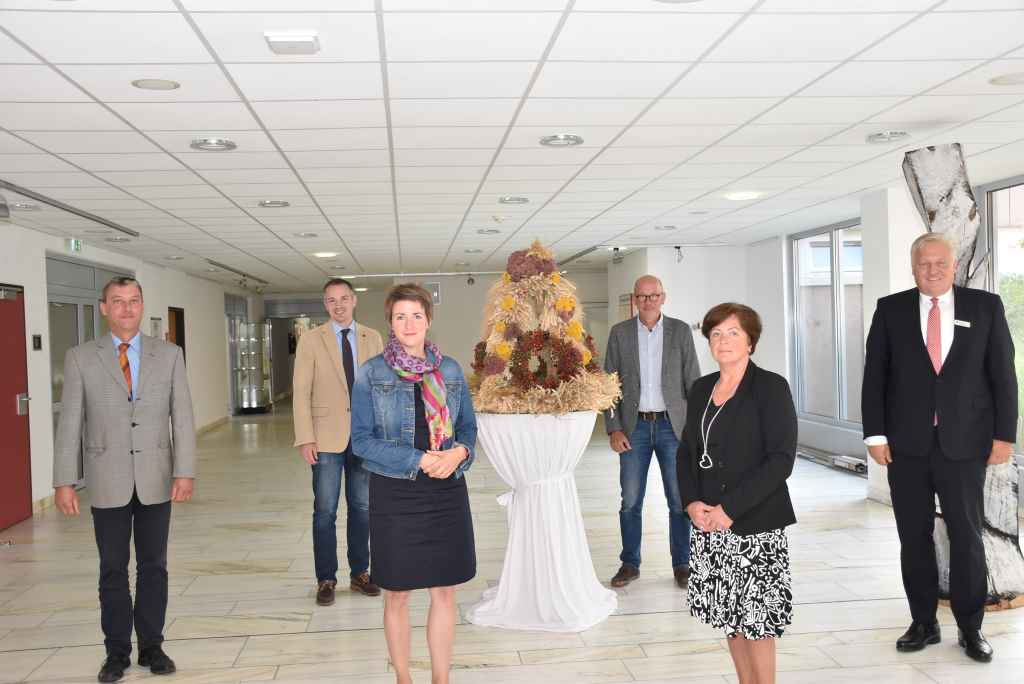 Erntekrone und Gedankenaustausch (v.l.): Kreislandwirt Erich Gussen, Kreisgeschäftsführer Michael Niesen, Eva-Maria Lieven, Heinrich Brockerhoff, Hedi Feucht und Landrat Wolfgang Spelthahn. Foto: Kreis Düren 