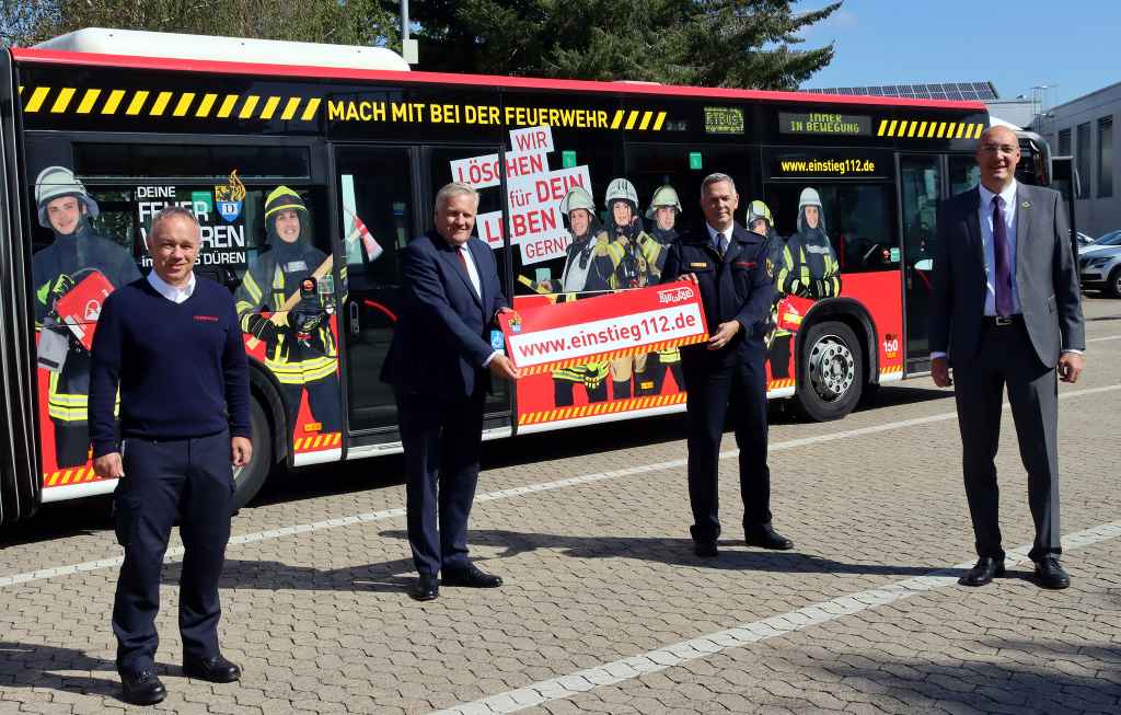 Landrat Wolfgang Spelthahn (2.v.l.) nahm mit Peter Berndgen und Wilfried Thelen (Kreisfeuerwehrverband) sowie Nörvenichs Bürgermeister Dr. Timo Czech den neu gestalteten Bus in Augenschein. Fotos: Kreis Düren