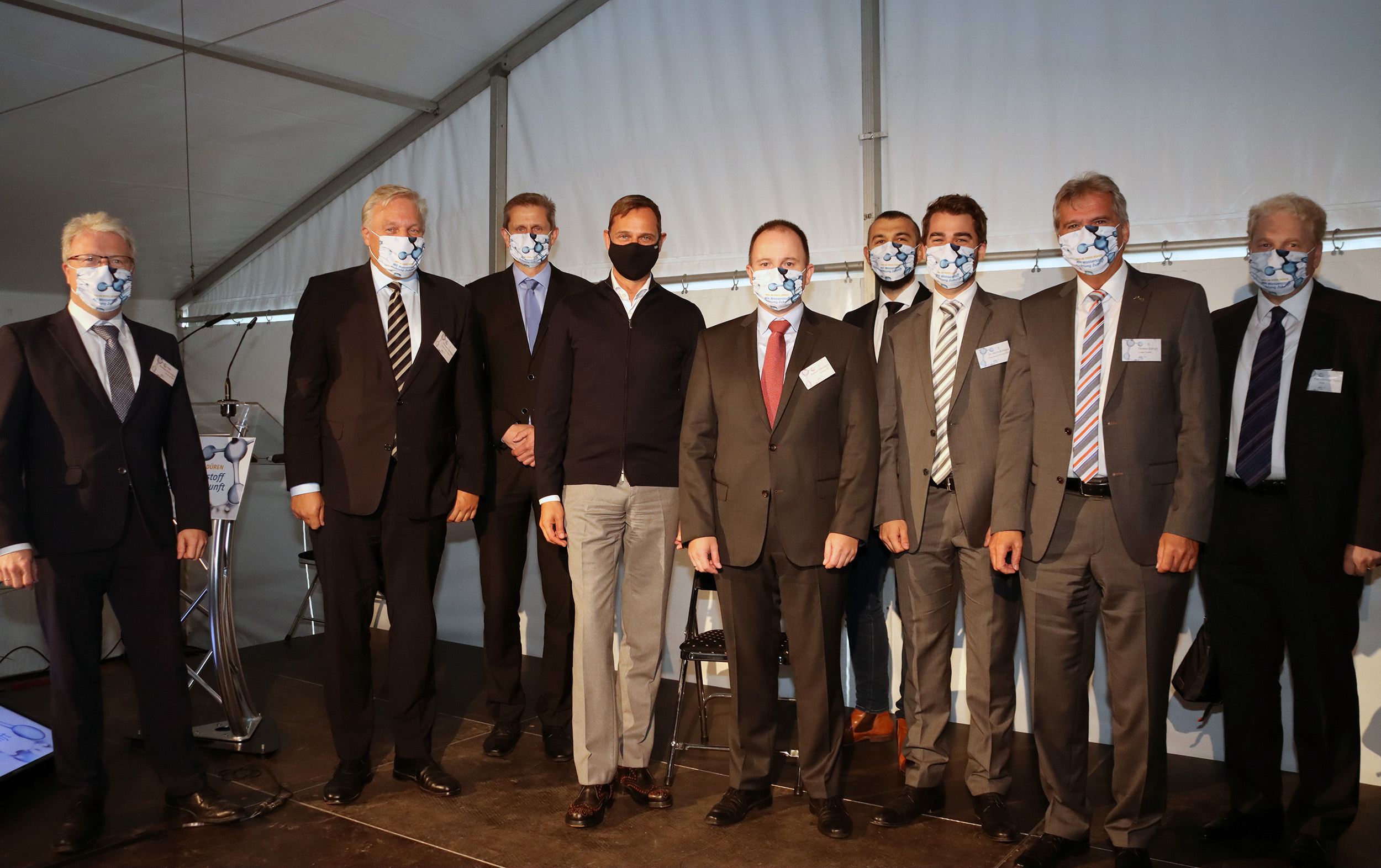 Gruppenbild mit Masken: Landrat Wolfgang Spelthahn (2. v. l.) mit den Wasserstoff-Experten, die mit dabei waren und informierten, als der Kreis Düren bekanntgab, demnächst selbst grünen Wasserstoff zu produzieren. Foto: Kreis Düren 