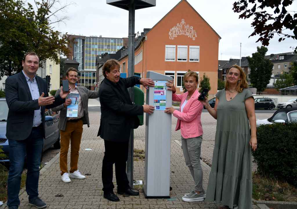 Von links: Michael Kooff, Abteilungsleiter Ordnung und Verkehr, Philipp Zimmermann, Wilbert Meuser, Wartungsdienst, Beigeordnete Christine Käuffer, Amtsleiterin Simone Warawko. Foto: Stadt Düren