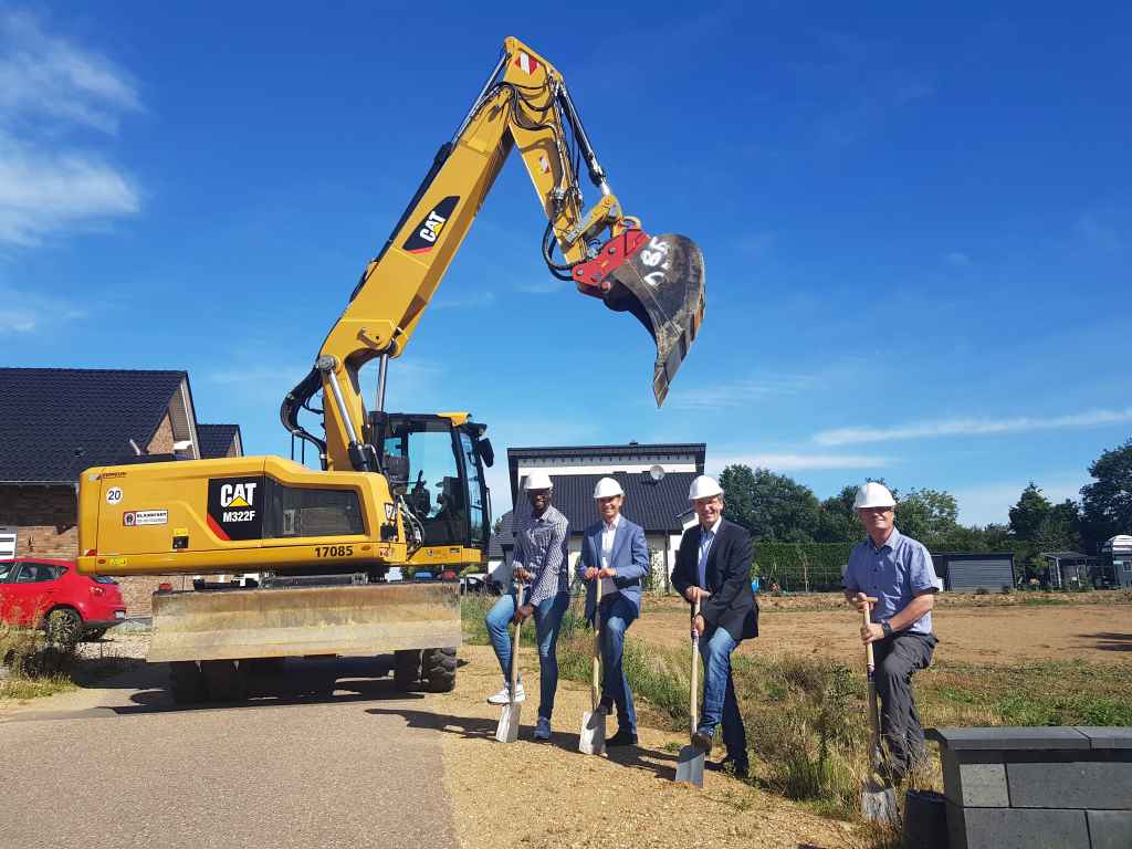 Bauleiter Gery Wembolua Olenga, Soco Network-Projektleiter Achim Jansen, Bürgermeister Georg Gelhausen und Ingenieur Dr. Jochims Burtscheidt (von links) beim Spatenstich im Golzheimer Neubaugebiet. Foto: Gemeinde Merzenich