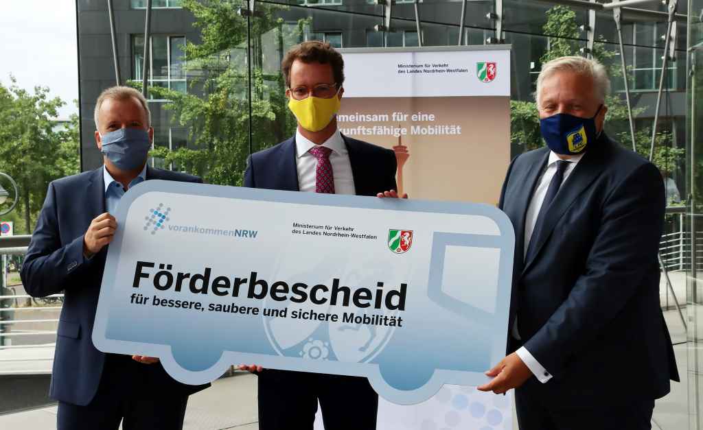 Landrat Wolfgang Spelthahn (r.) nahm den 1,3-Millionen Euro starken Förderbescheid für die ersten fünf Wasserstoffbusse von NRW-Verkehrsminister Hendrik Wüst (Mitte) und im Beisein von Heiko Sedlaczek, Geschäftsführer des Verkehrsverbundes NVR, in Düsseldorf entgegen. Foto: Kreis Düren