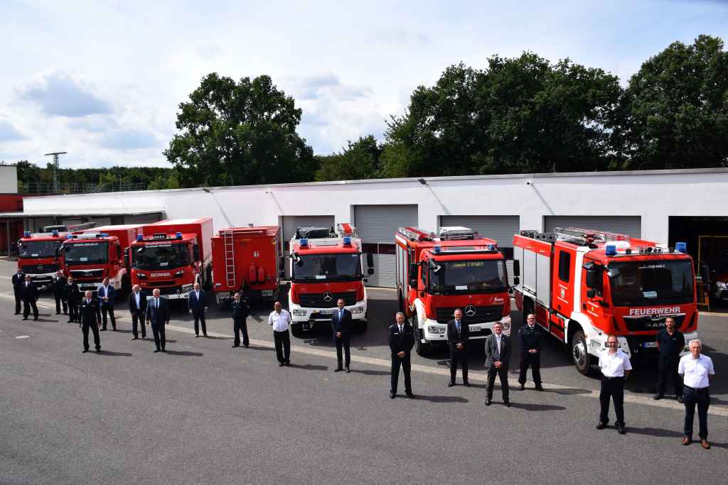 Diese Fahrzeuge sorgen für zusätzliche Sicherheit im Kreis Düren: Fünf Löschfahrzeuge, ein Anhänger für die Notstromversorgung und ein Zugfahrzeug wurden daher gerne von Landrat Wolfgang Spelthahn in Empfang genommen. Foto: Kreis Düren