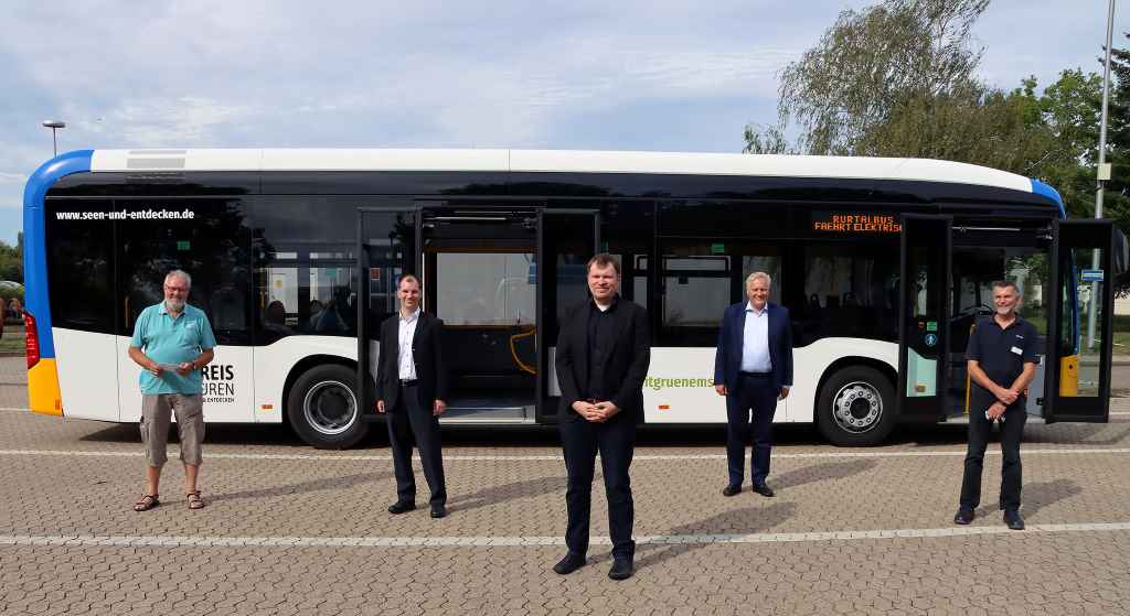 Landrat Wolfgang Spelthahn (2. v. r.) stellte mit Grünen-Politiker Bruno Voß, den beiden Rurtalbus-Geschäftsführern Jan-Oliver Mau und Nik Asbach sowie mit Goerdt Gatermann (Trainer Daimler AG / v. l.) die neuen Elektrobusse vor. Foto: Kreis Düren