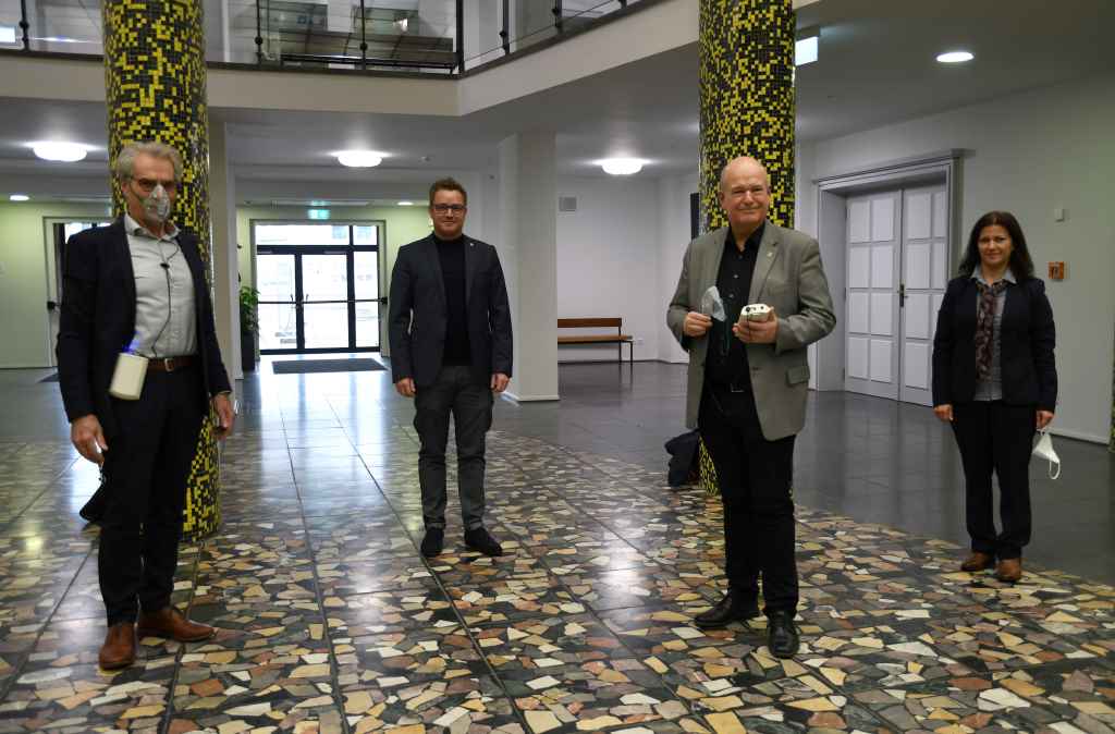 Präsentation im Rathausfoyer (v.l.n.r.) Rudolf Weyergans, Andreas Isecke MdR, Bürgermeis-ter Frank Peter Ullrich und Hawa Coskun-Dogan.