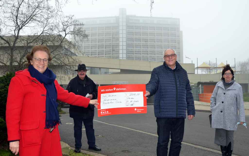 Dr. Maria Schoeller und Hartmut Prüss (links) freuen sich sehr über den Spendenscheck, den Georg und Marion Schmitz überreichten.   Foto: Krankenhaus Düren 