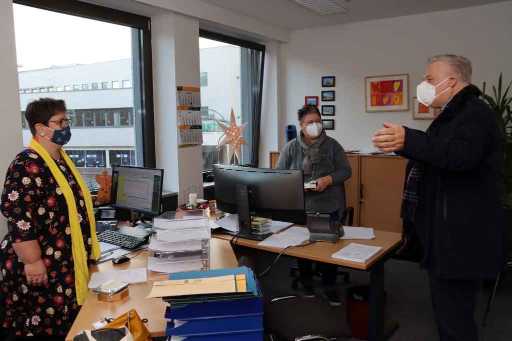 Landrat Wolfgang Spelthahn besuchte am 1. Weihnachtsfeiertag das Kreis-Gesundheitsamt und dankte den dort tätigen Beschäftigten für ihren "unermüdlichen Einsatz". Foto: Kreis Düren