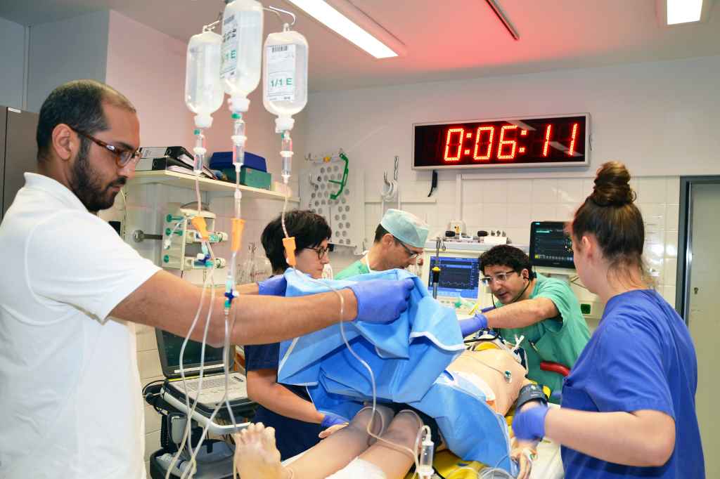 Ein interdisziplinäres Team aus Unfallchirurgie, Allgemeinchirurgie, Notfallmedizin, Zentraler Notaufnahme und Radiologie bildet das Regionale Traumazentrum im Krankenhaus Düren, das nun erneut zertifiziert wurde. Das Foto wurde während eines Simulationstrainings zu Beginn des Jahres aufgenommen.  Foto: Krankenhaus Düren 