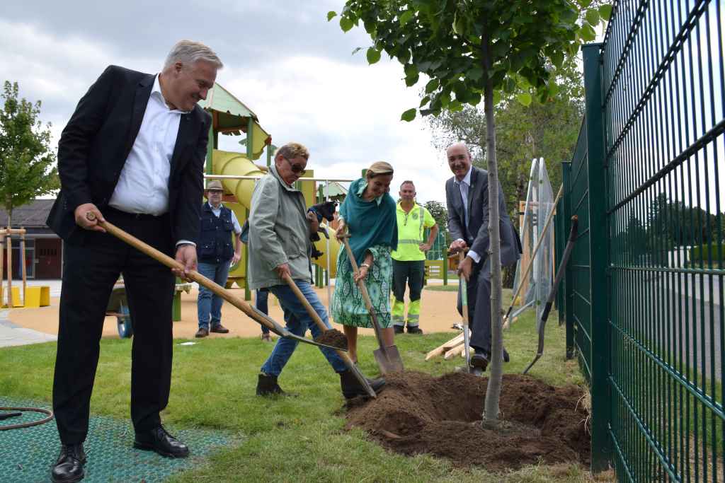 Pflanzen für den Klimaschutz: An der Pflanzaktion nahmen neben Landrat Wolfgang Spelthahn (l.) auch die Kreistagsabgeordneten Heike Szadowski und Dr. Patricia Peill sowie Bürgermeister Dr. Timo Czech teil (vorne v.l.). Unterstützt wurden sie von Dominik Croé und Thomas Lutschak (hinten v.l.). Foto: Kreis Düren 