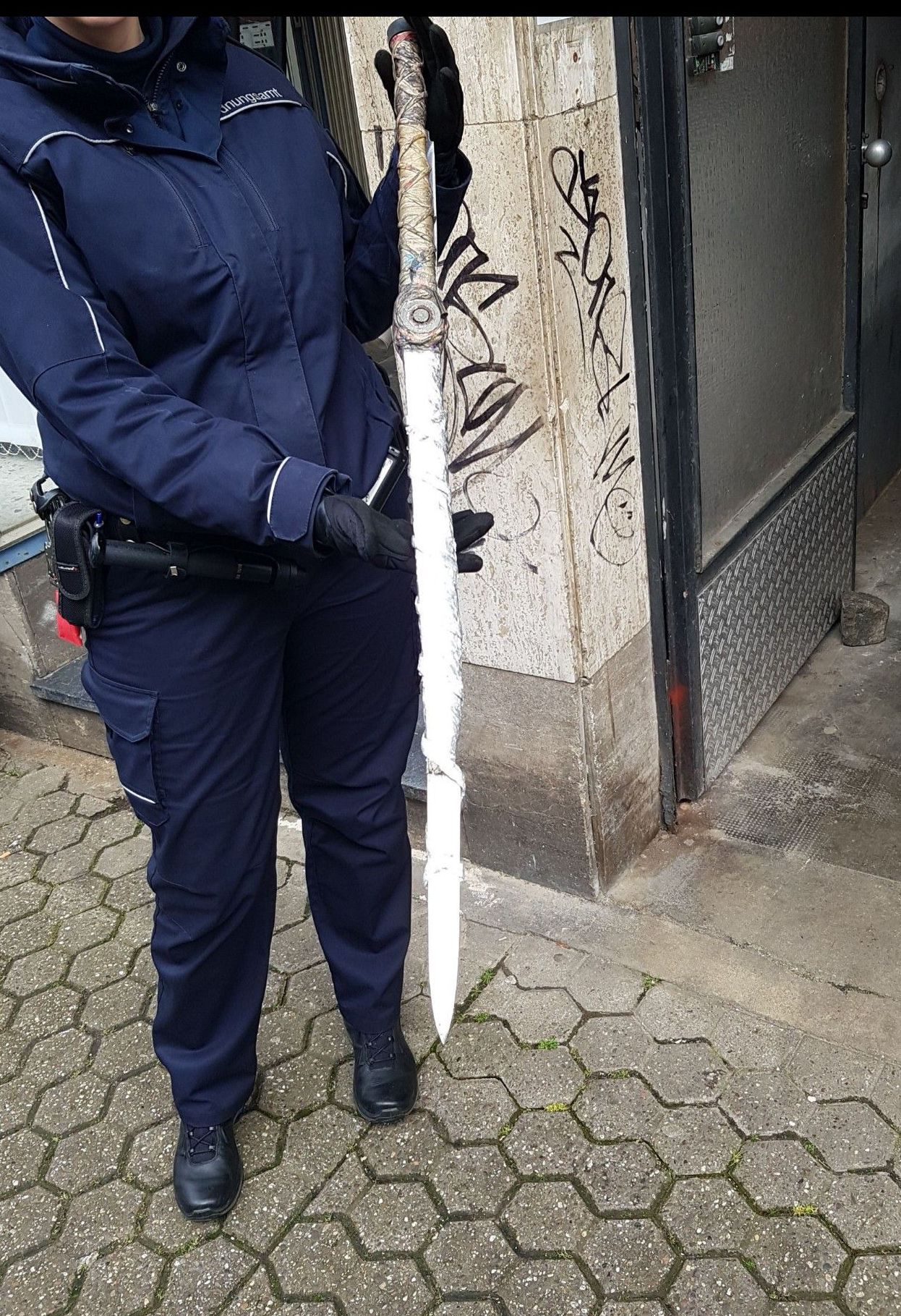 Bei der Nachkontrolle wurde u.a. eine schwertähnliche Stichwaffe sichergestellt.  Foto: Stadt Düren