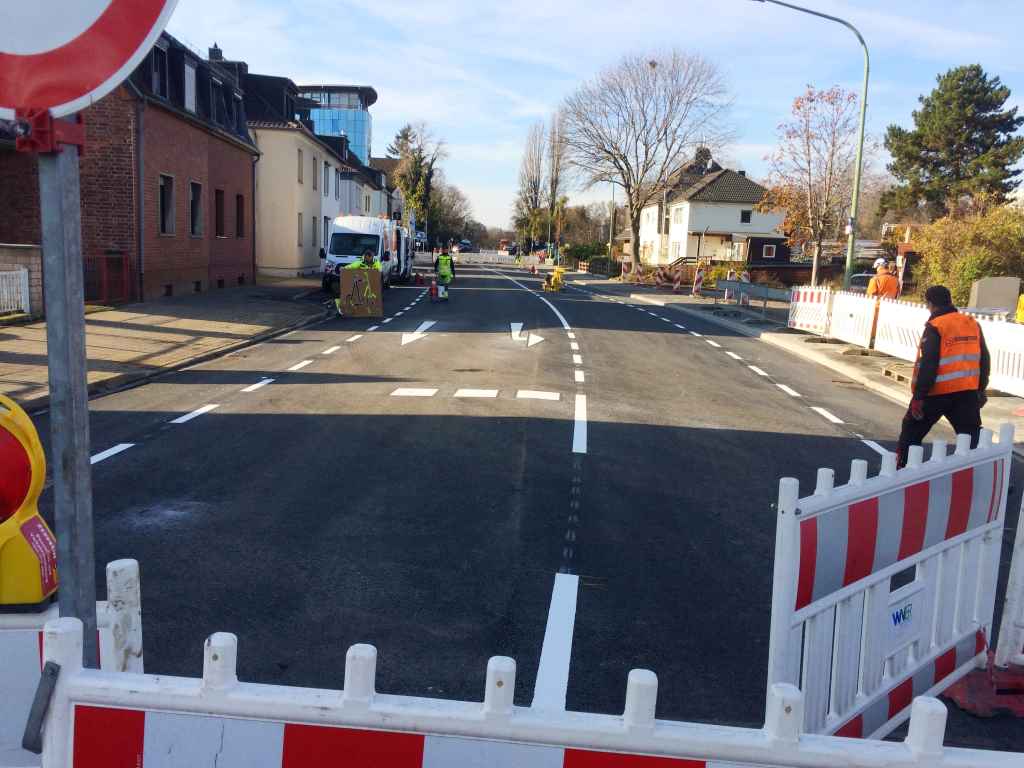 Letzte Straßenmarkierungsarbeiten vor Wiederöffnung der Renkerstraße